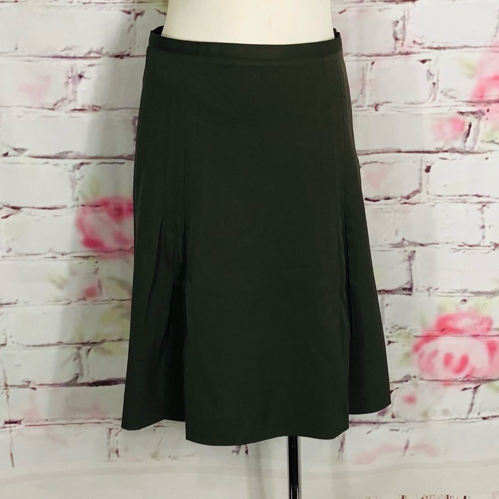 Burberry military green front pleated skirt